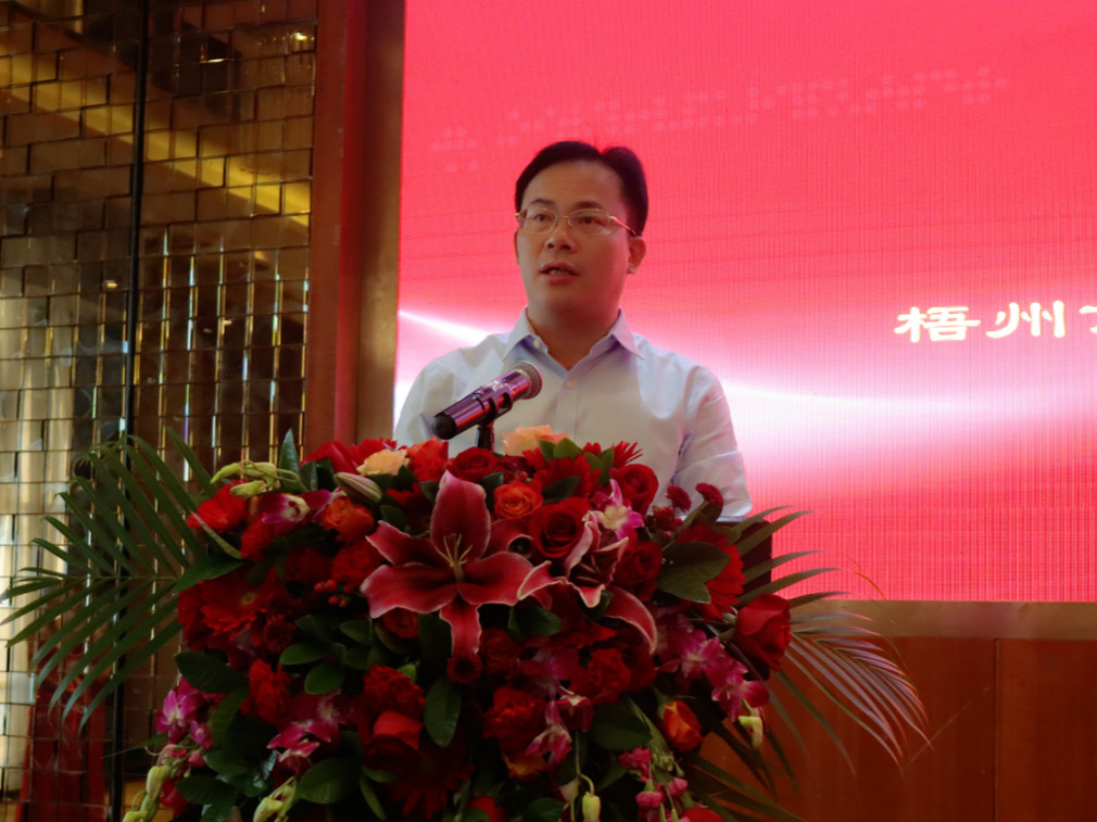 盧新華副市長(zhǎng)、市不銹鋼制品產(chǎn)業(yè)園區(qū)黨工委書記.jpg